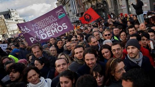 Pancartas-multitud-Podemos-Madrid-AP_CLAIMA2015013