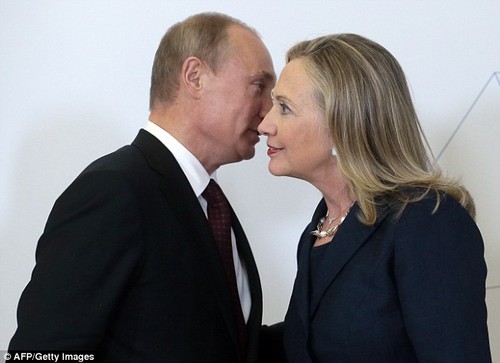 Da Rússia, Hillary pode esperar tudo menos amor 19797656_lcvzi
